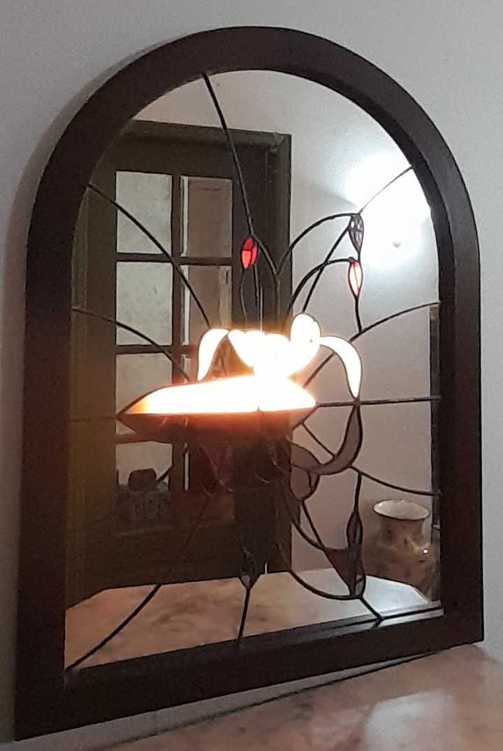 Espelho com iluminação e vitral