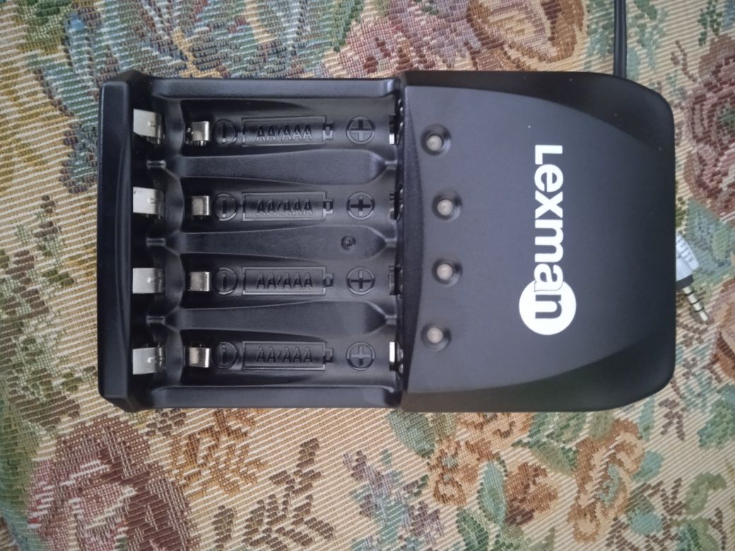 Carregador de pilhas  Lexman AA-AAA, novo sem uso