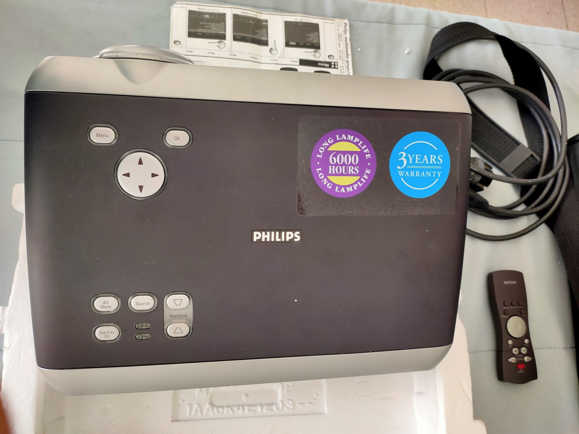 Projetor multimédia Philips com comando | como novo
