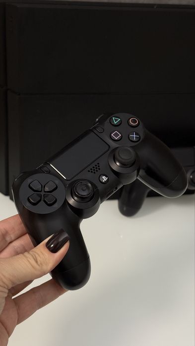Sony PlayStation 4 + 2 джойстика + Fifa 21