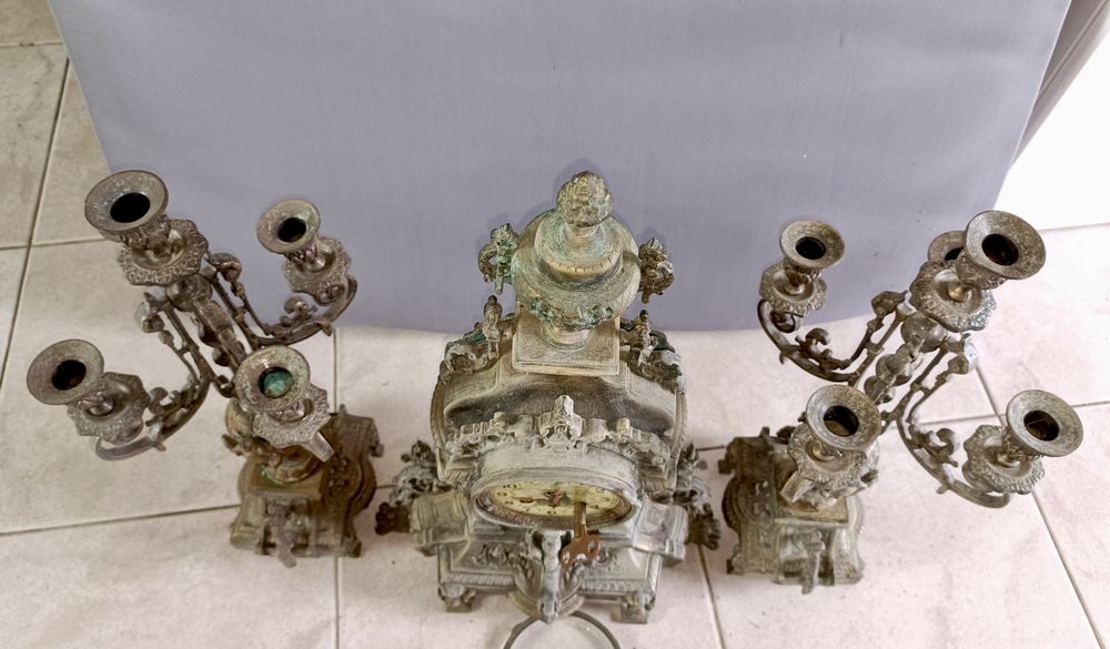 Relógio antigo de bronze