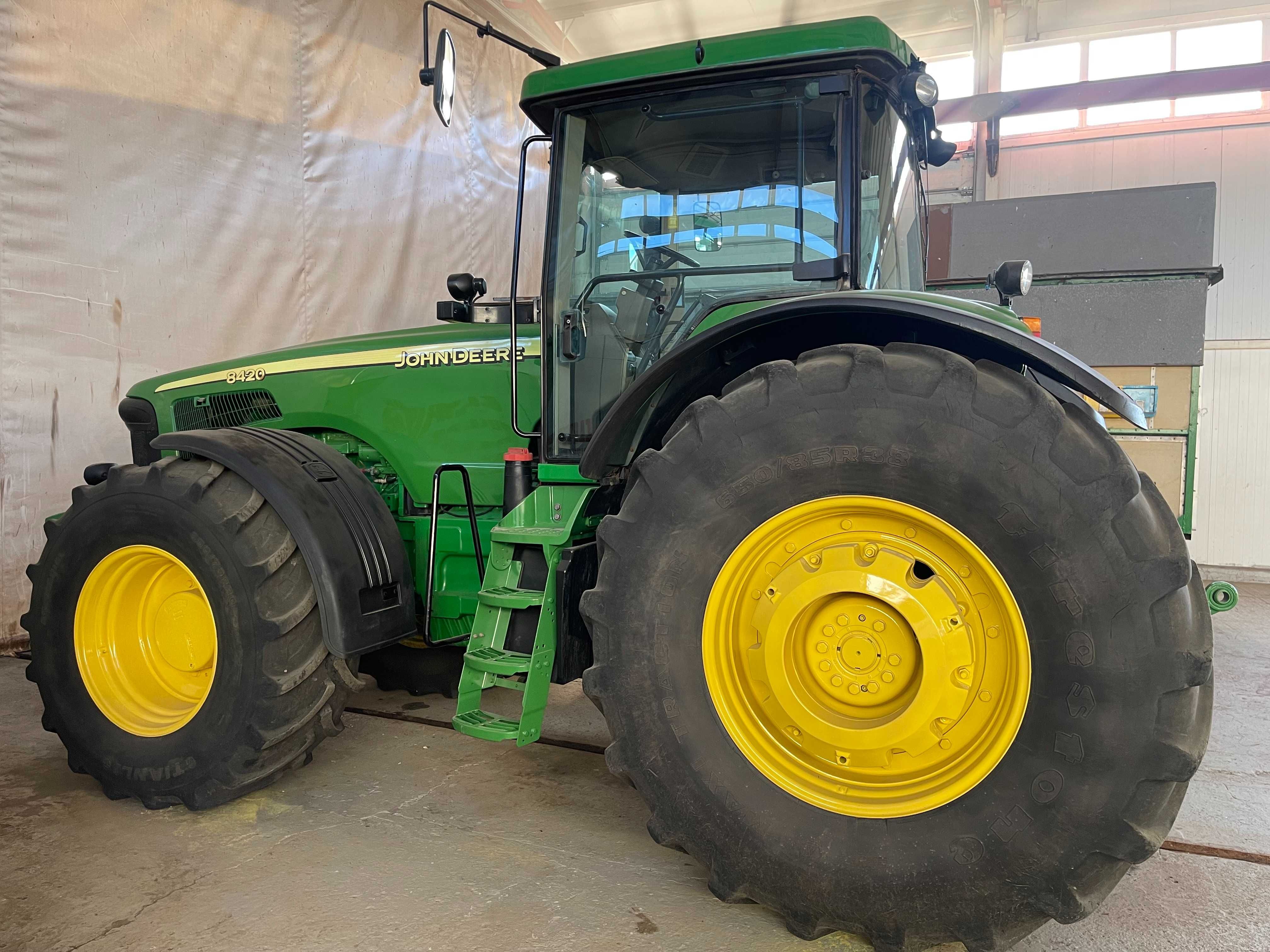 Трактор John Deere 8420