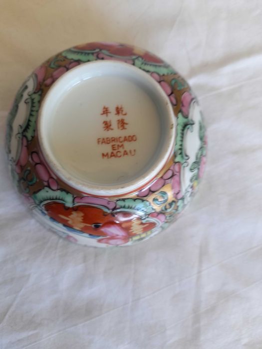 Conjunto taça e pires antigo de porcelana de Macau