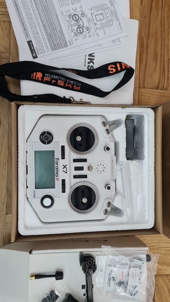 Dron FPV NAZGUL 5 aparatura TARANIS Q X7, google, Cały zestaw.