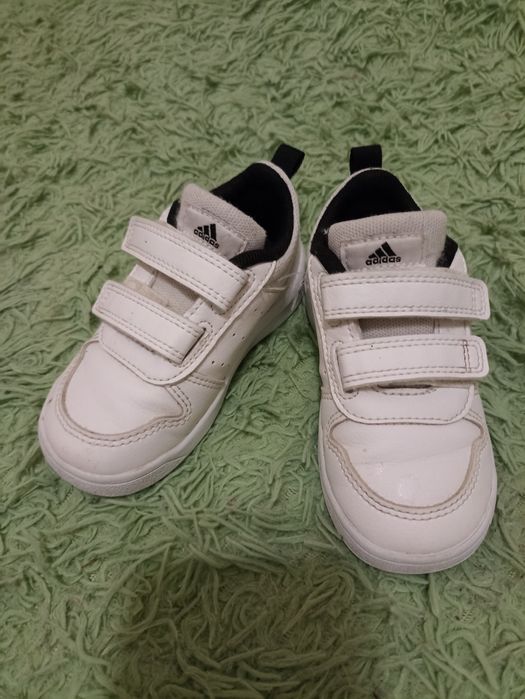 Дитячі кросівки адідас