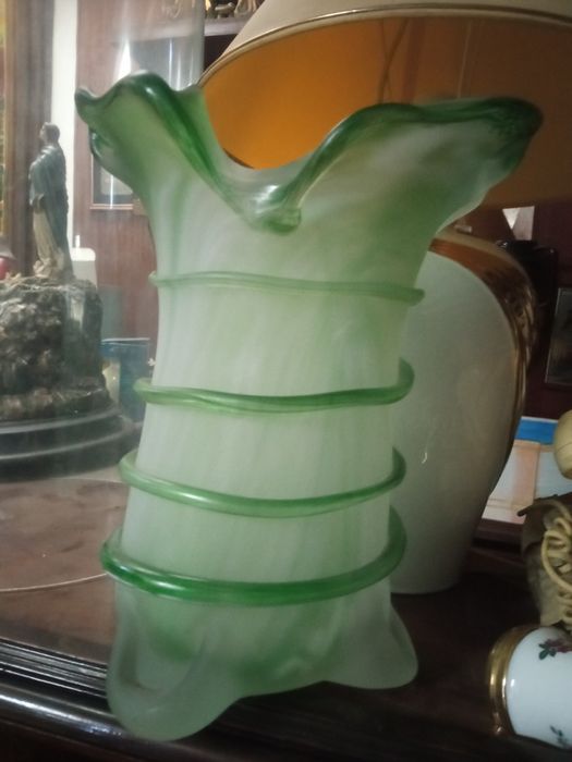 Maravilhoso centro de mesa. Vidro especial.