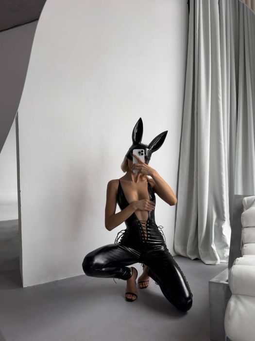 Еротичний латексний комбінезон з маскою