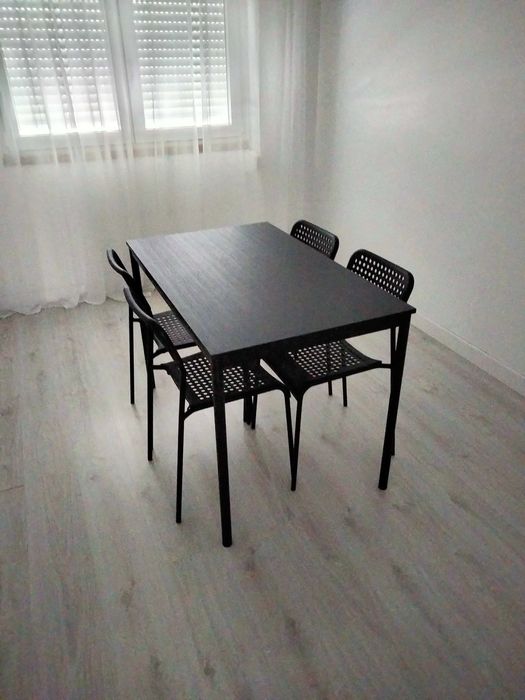 Mesa 110x67x75(altura) + 4 cadeiras já montado