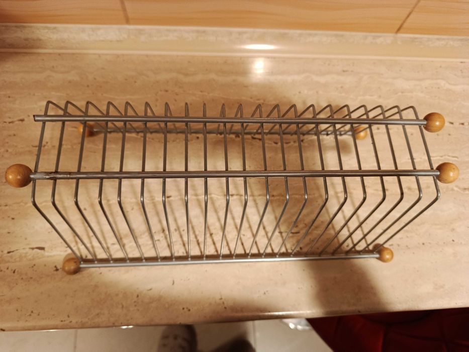 Mały metalowy stojak na płyty cd