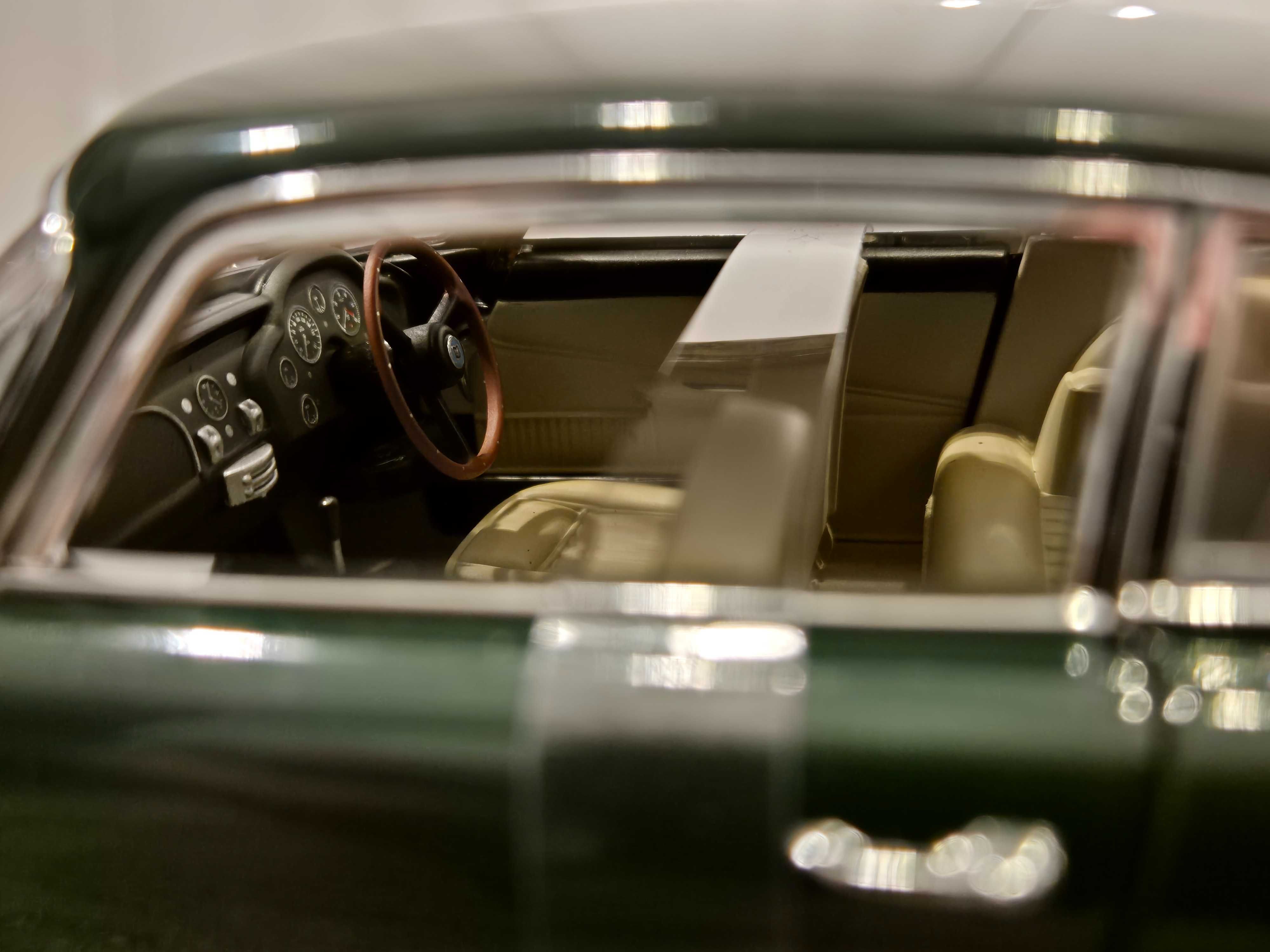 Aston Martin DB5 1:18 AUTOart nowy