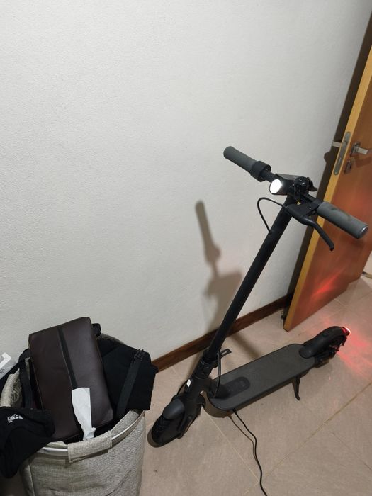 Trotinete Elétrica Xiaomi Mi Electric Scooter Essential Preta - Nova
