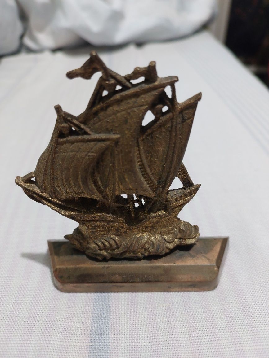 Figurka model statku.