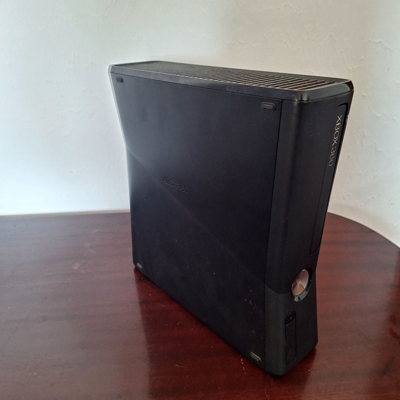 Xbox 360 só consola sem disco interno.