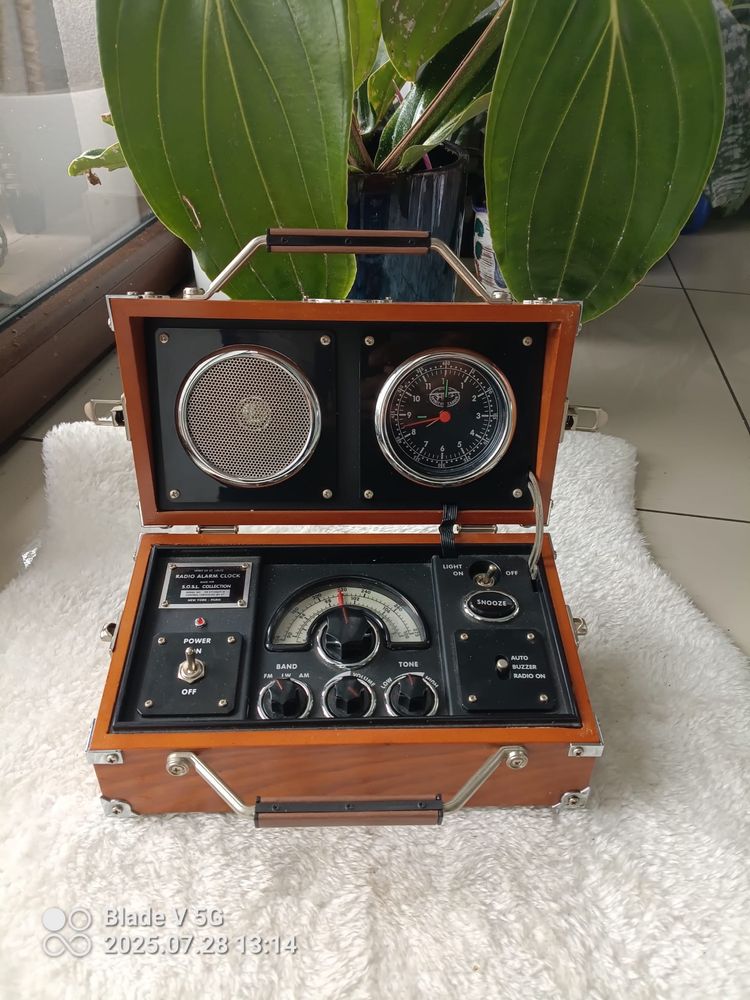 Stare radio z zegarem spirit od st.louis New York -Paris