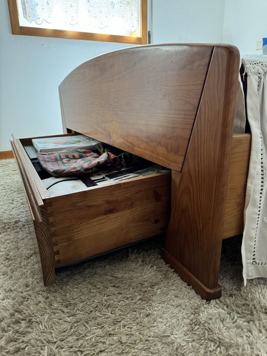 Cama de casal + 2 mesinhas de cabeceira