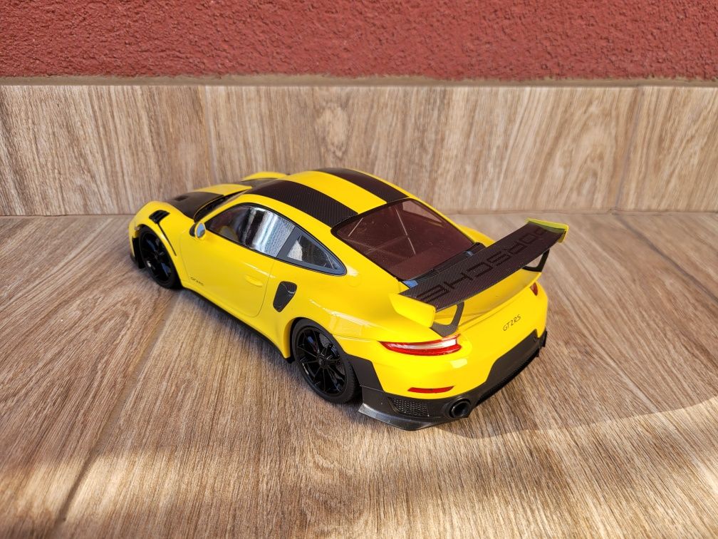 Porsche 911 GT2 RS 991 Minichamps 1:18