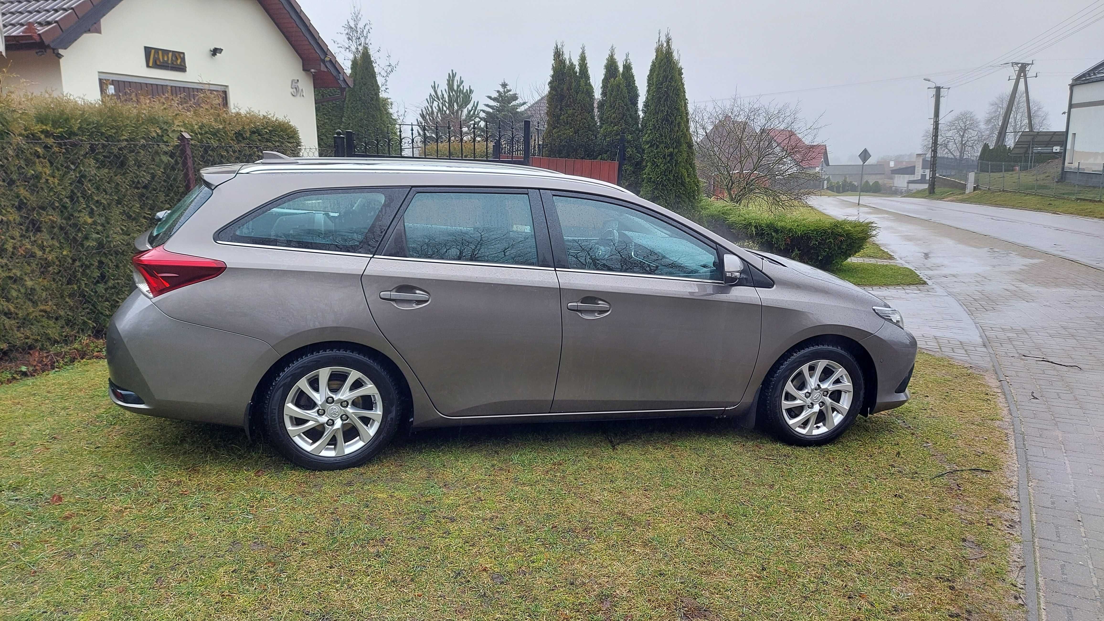 Toyota Auris 1,6 Premium + Comfort + Safety