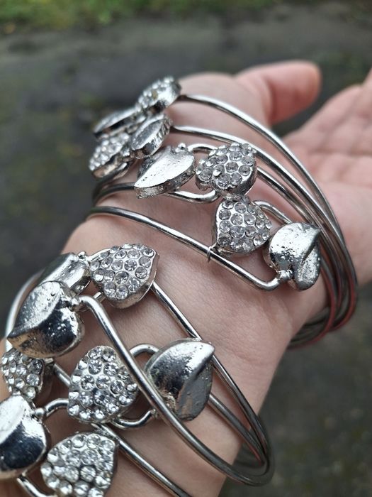 Браслетики з серцями та камінчиками