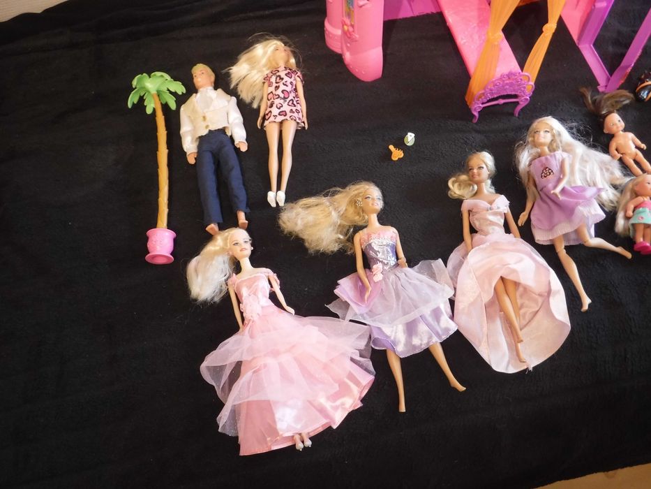Lalki  barbie  i Ken  z pałacem  <  P