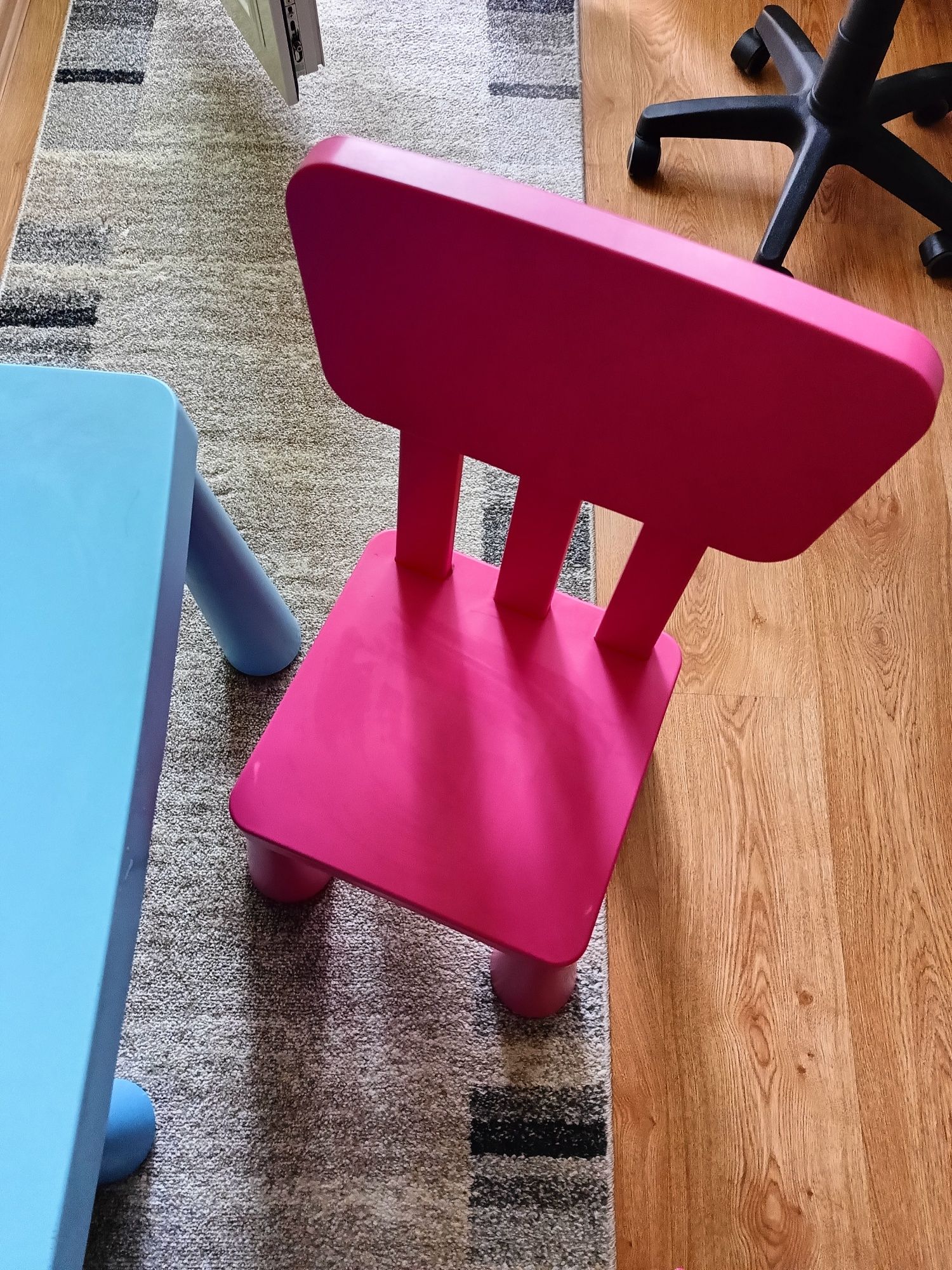 Stolik Ikea mamut krzesełko krzesła niebieski różowy