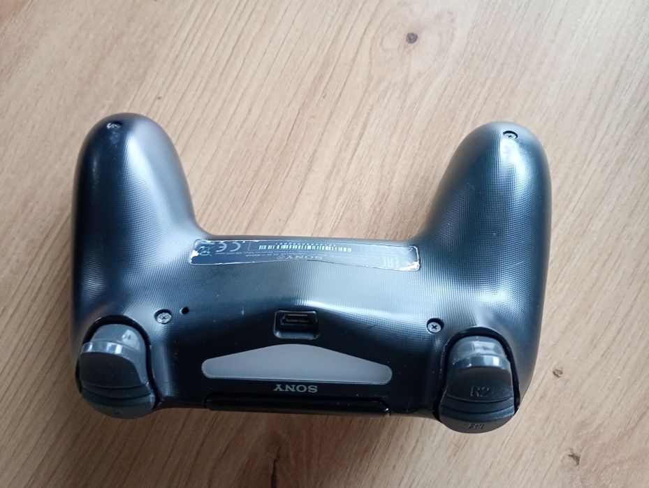 PlayStation 4 PS4 PRO + przewody + pad Hall efekt. Zadbana