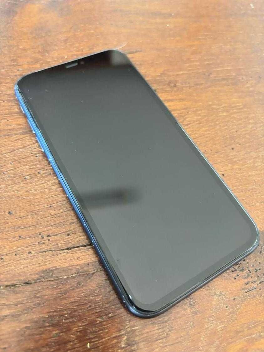 Vendo iPhone 11 usado com carregador e 2 capas