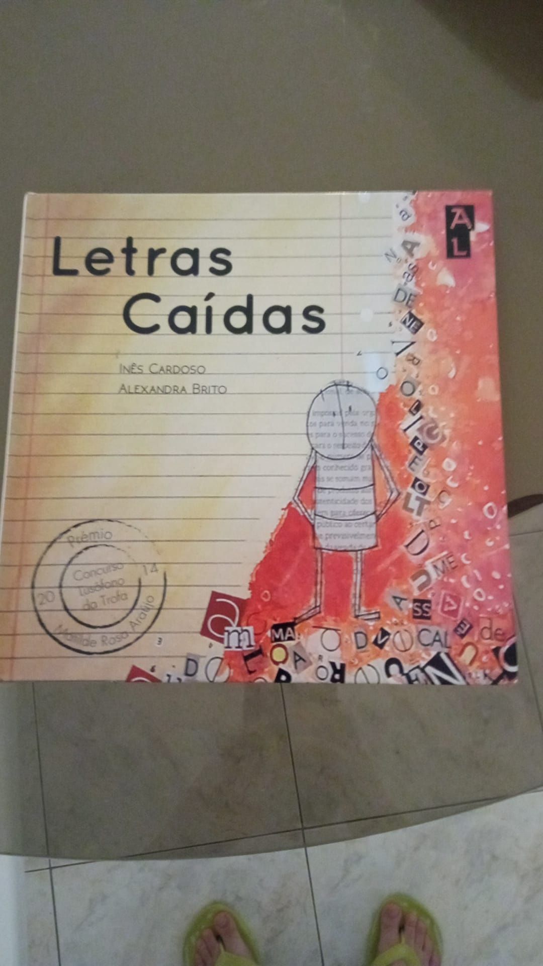 Livros juvenis "a força de uma formiga" e " Letras Caídas"