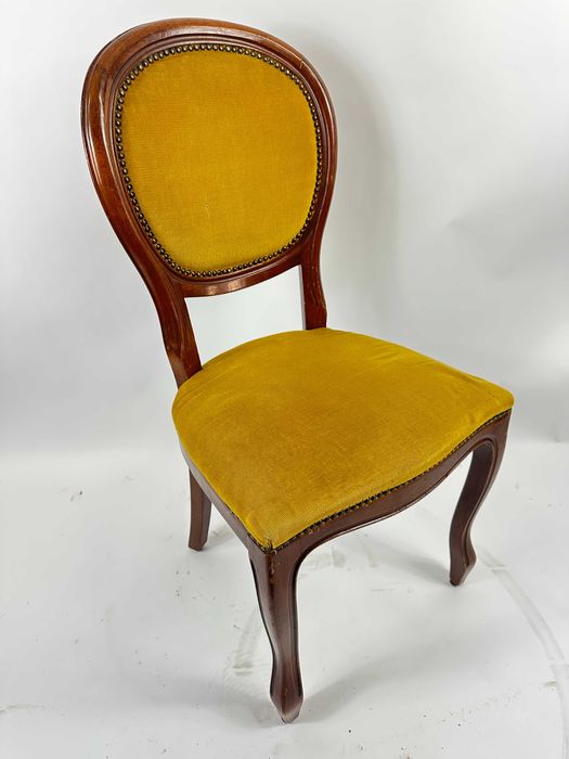 Stare piękne krzesło drewniane z obiciem.