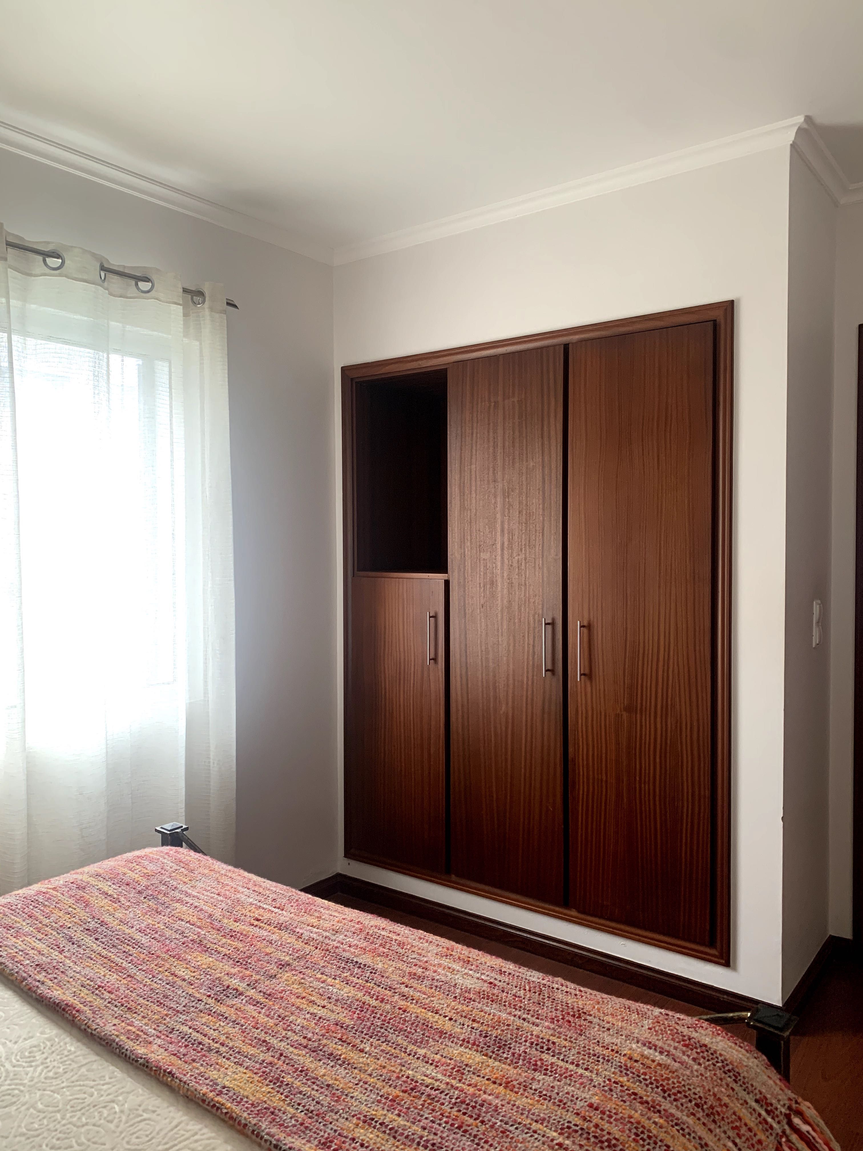 Quarto com casa de banho e sala privativas e cozinha partilhada