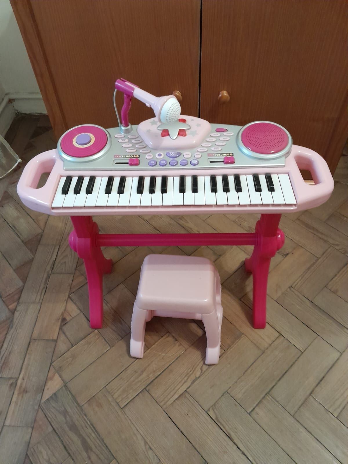 Piano para criança com banco