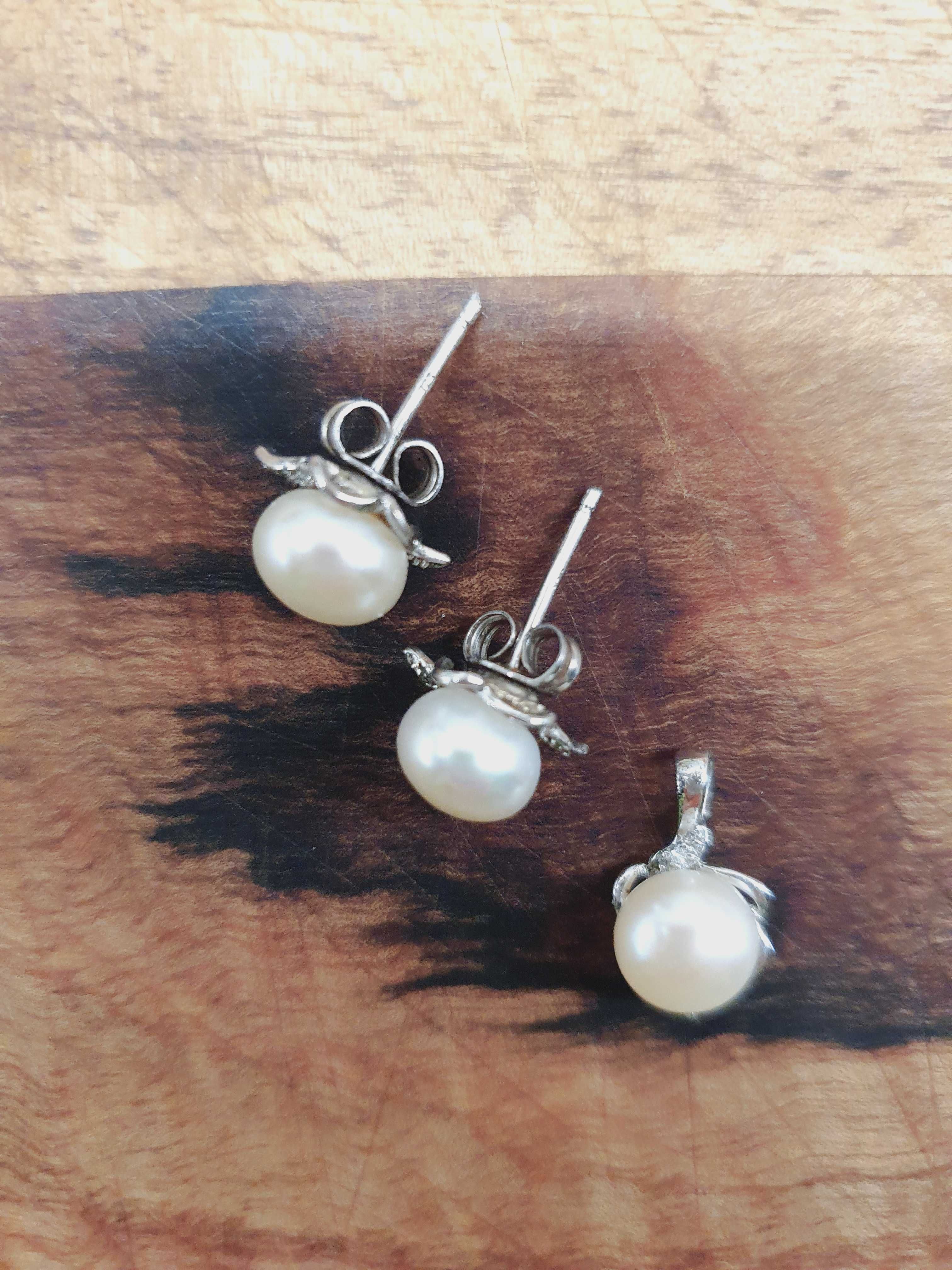 Komplet biżuterii srebrnej z perłami, zawieszka + kolczyki