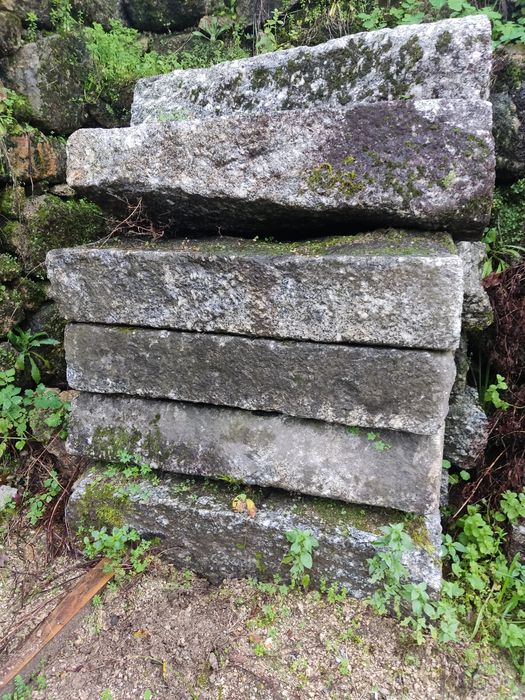 Degraus picados de pedra antiga