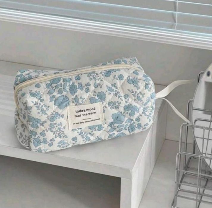 Косметичка містка маленька зручна блакитна у квітках для косметики