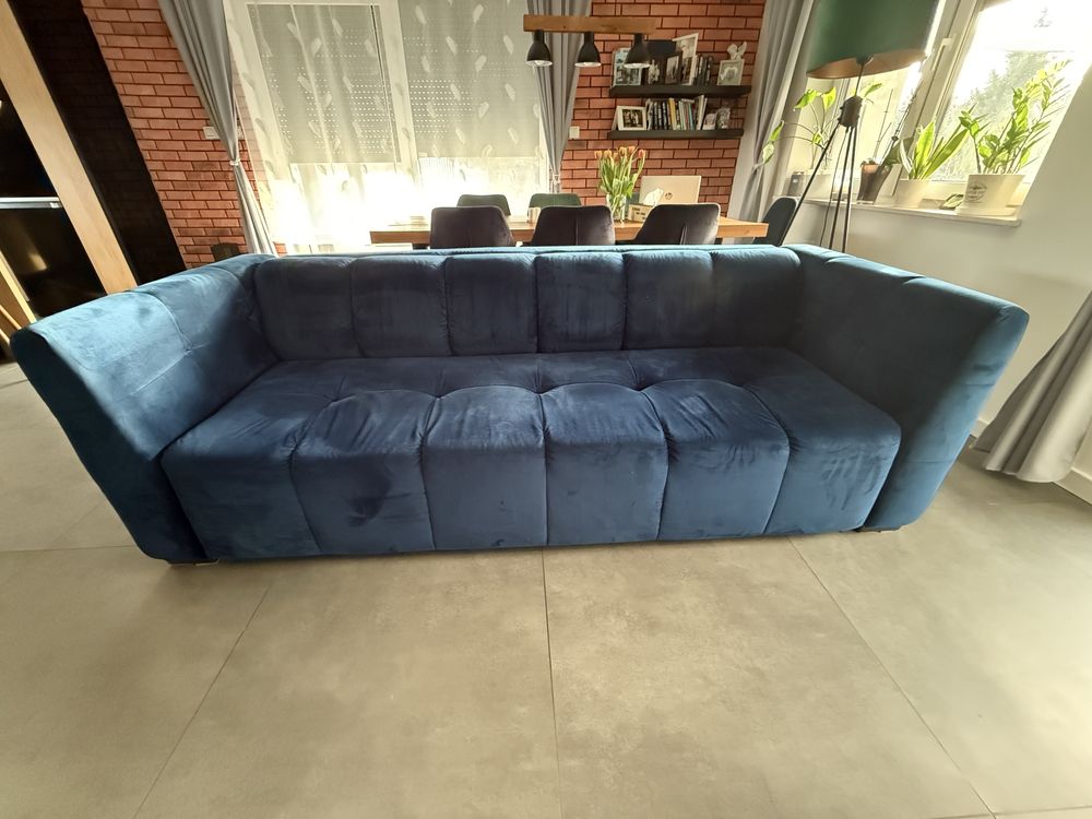 Sweet Sit Granatowa sofa welurowa z funkcją spania i pojemnikiem.