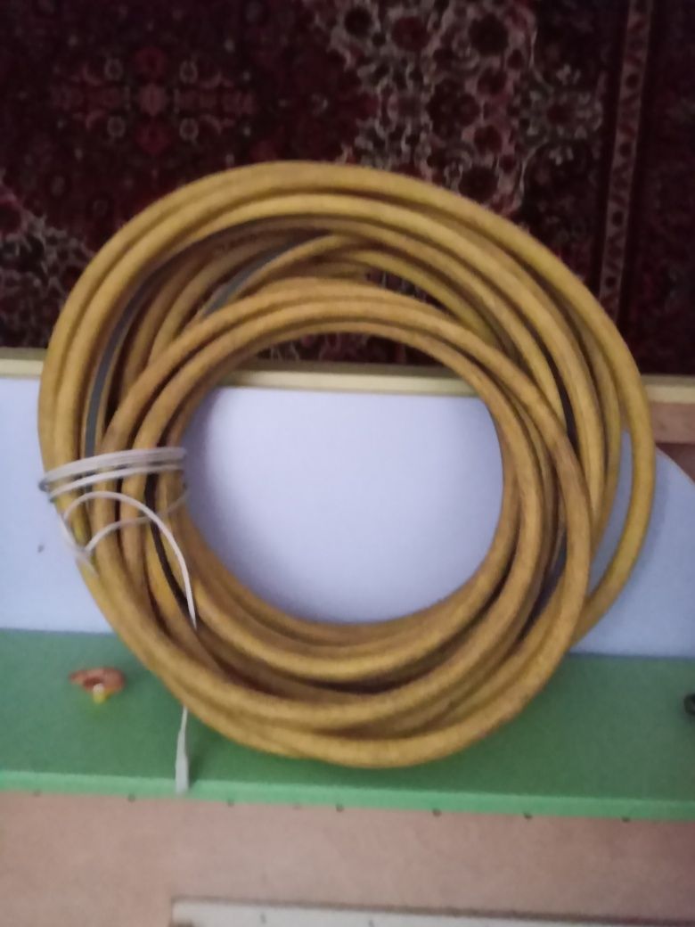 Продам резиновий шланг,кришку до унітазу.