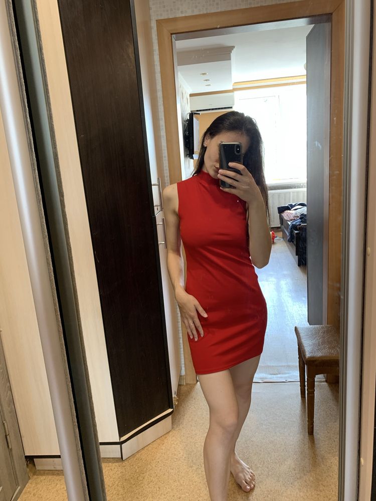 Червона сукня, плаття