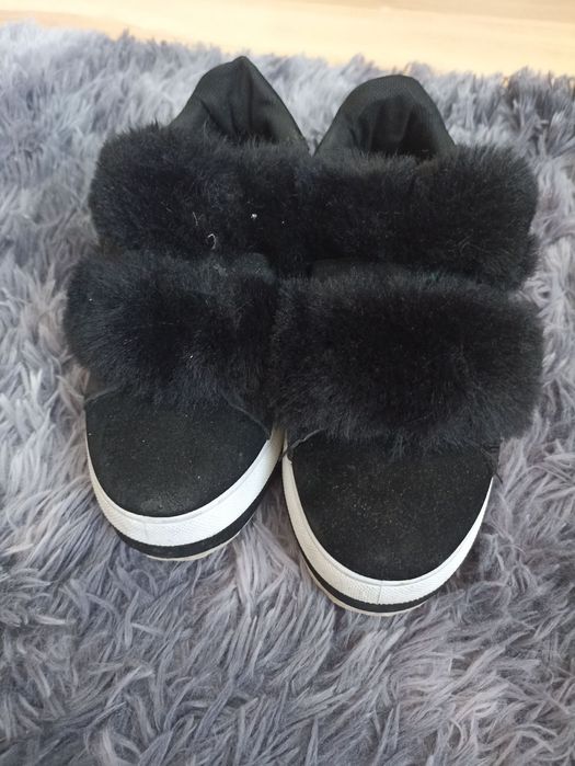 Сліпони на платформі з хутром.