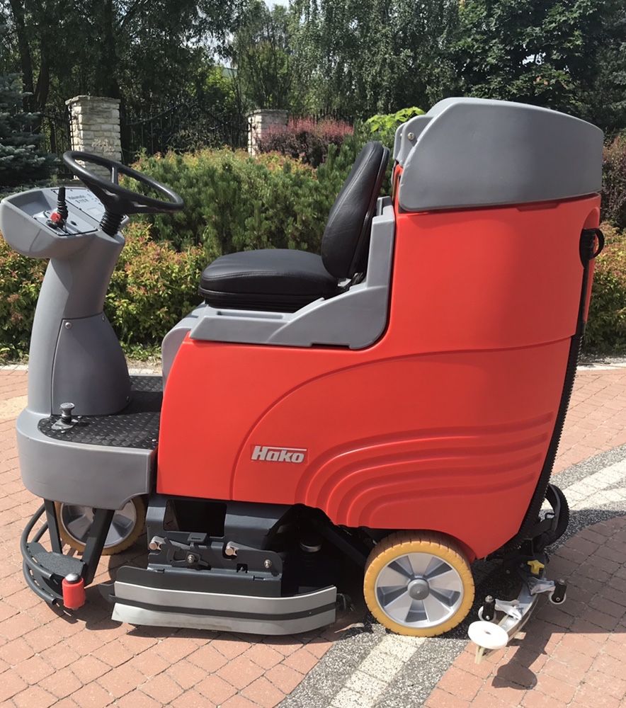 Maszyna czyszcząca Hako Scrubmaster 115R jak nowa