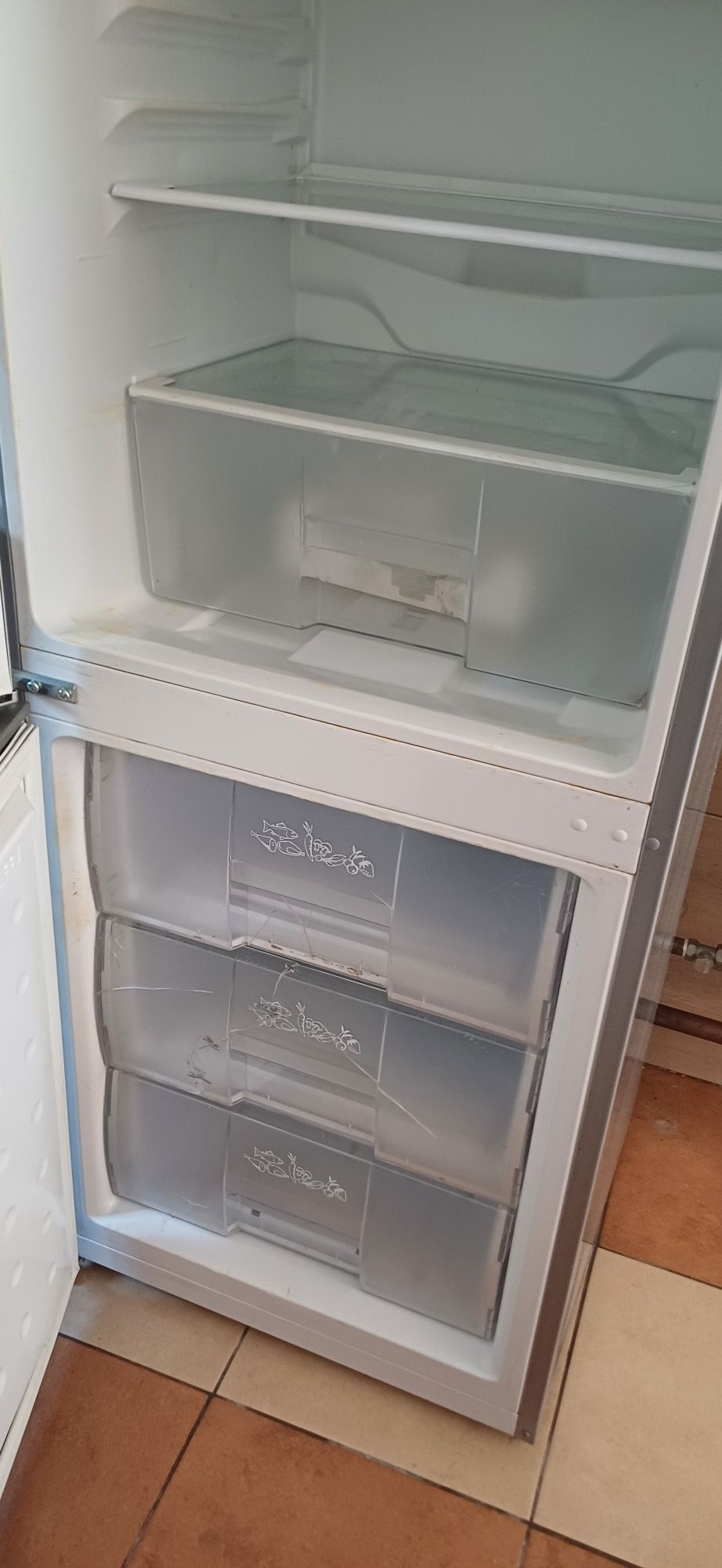 Sprzedam lodowke Beko jest uszkodzona!!!