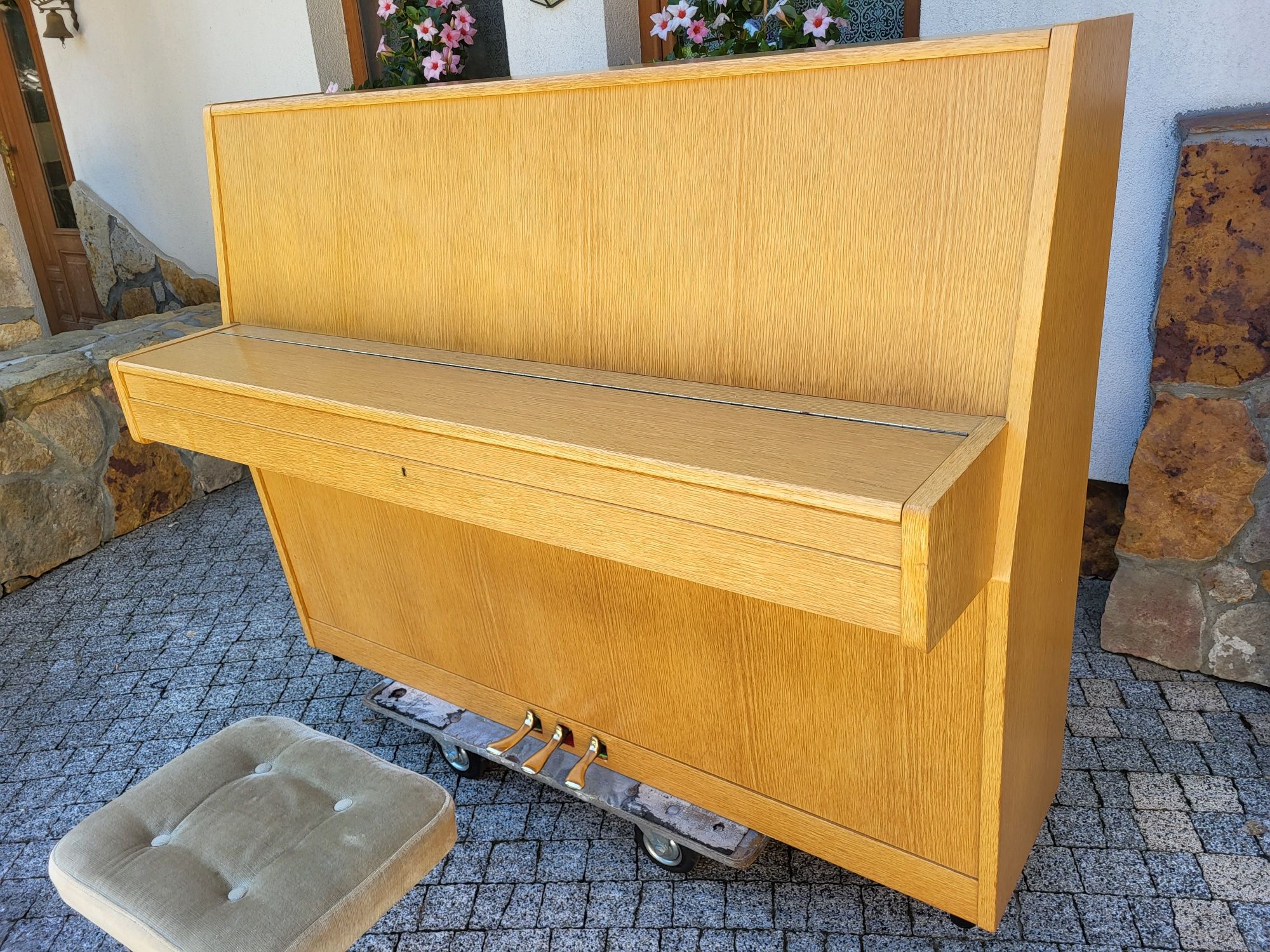 Pianino Hellas M110 renner w jasnym dębie na gotowo