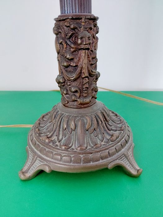 Enorme par de candeeiros de mesa em bronze com copo em vidro opalino.