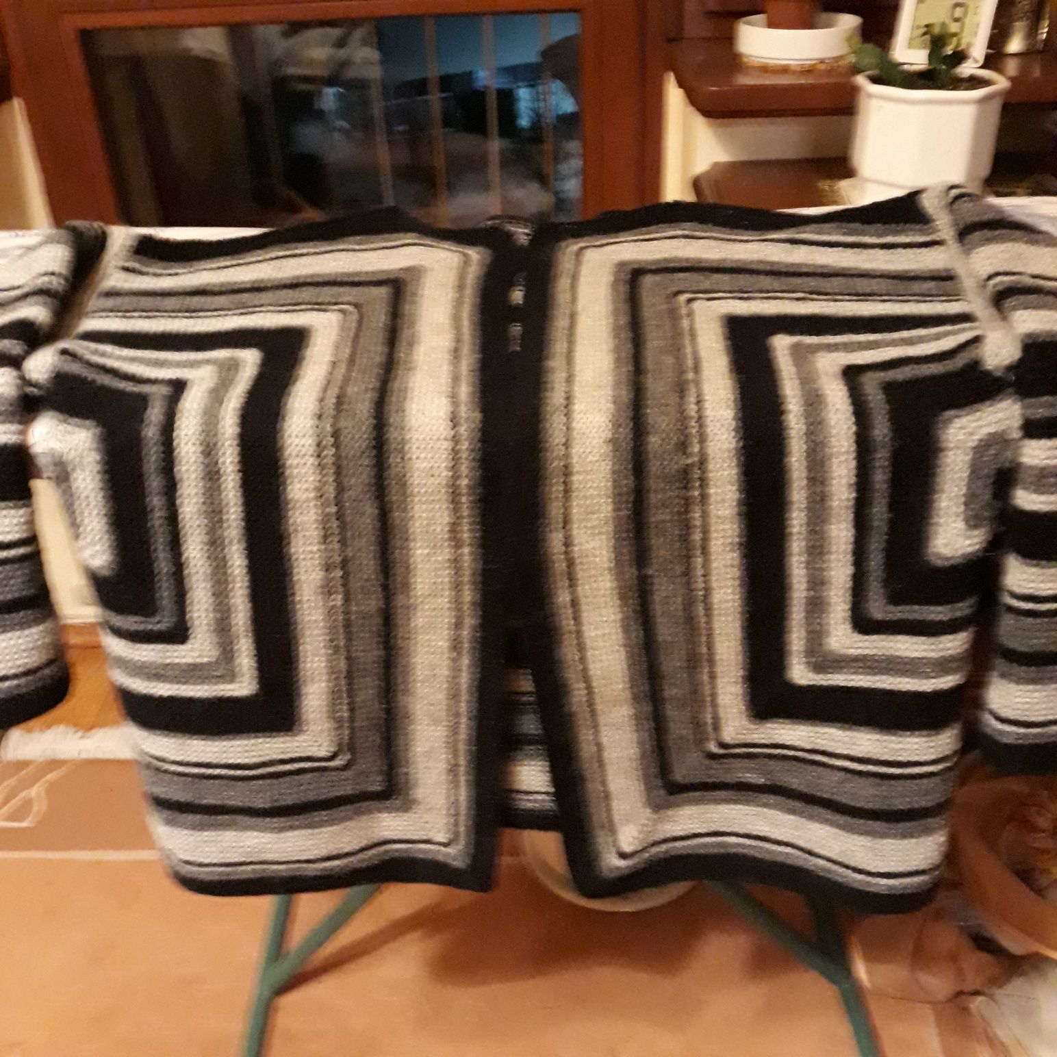 Swetr ręcznie robiony