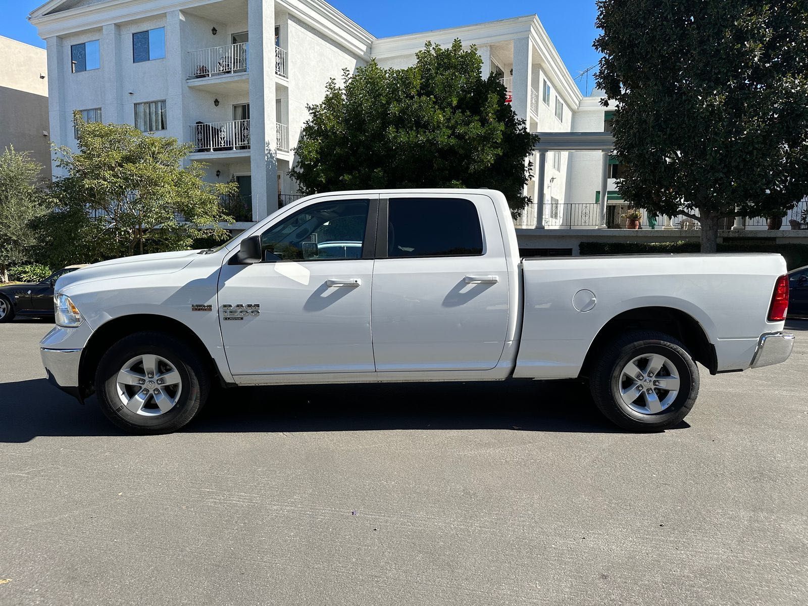 2021 Ram 1500 Classic SLT 5.7 л повний привід