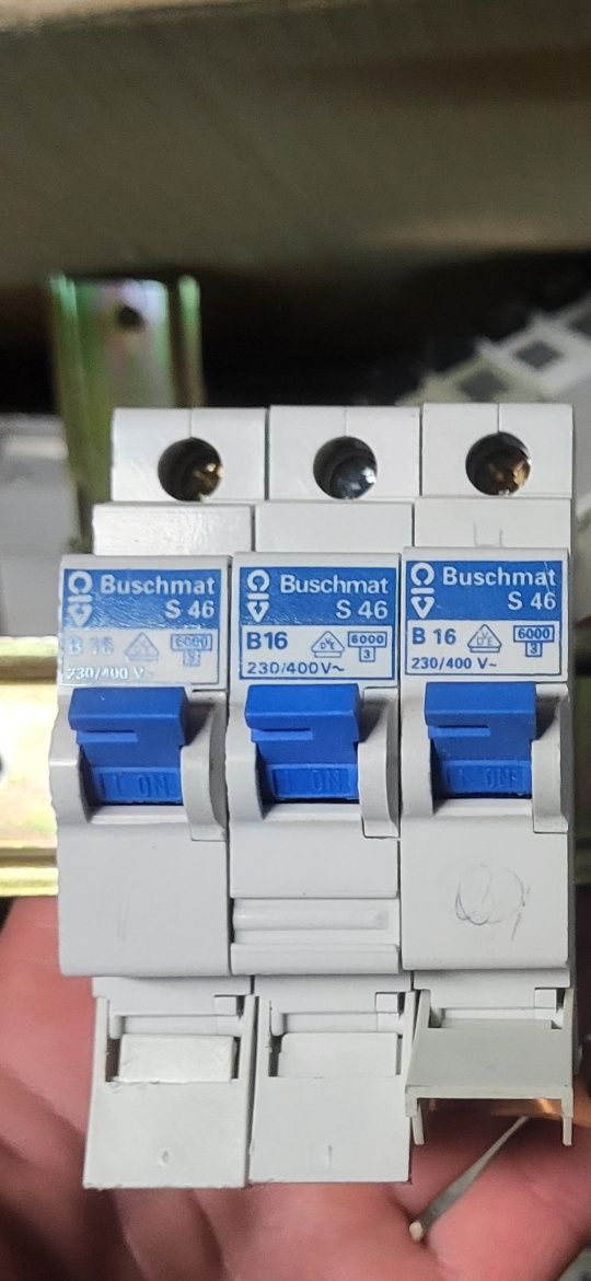 Busch-Jaeger Wyłącznik nadmiarowo-prądowy B16 16A 230/400v s46