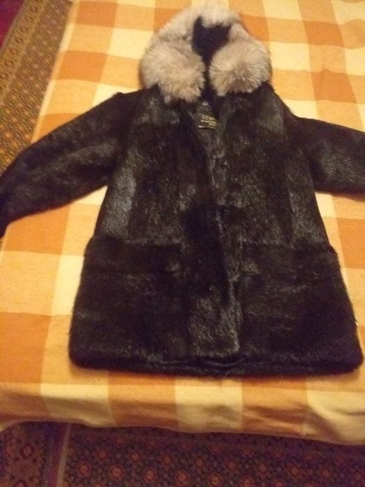 Полушубок, шуба з нутрії з капюшоном з песцем