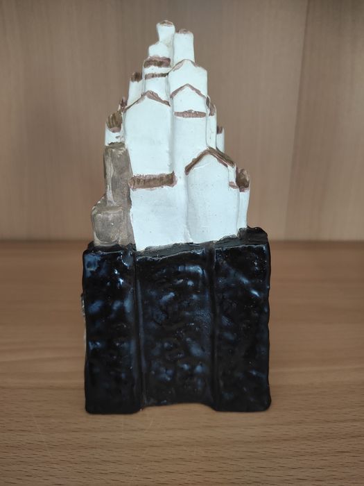 Escultura castelo com vila muralhada representando Óbidos