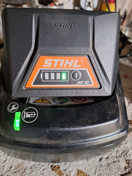 Vendo baterias e carregador Sthil
