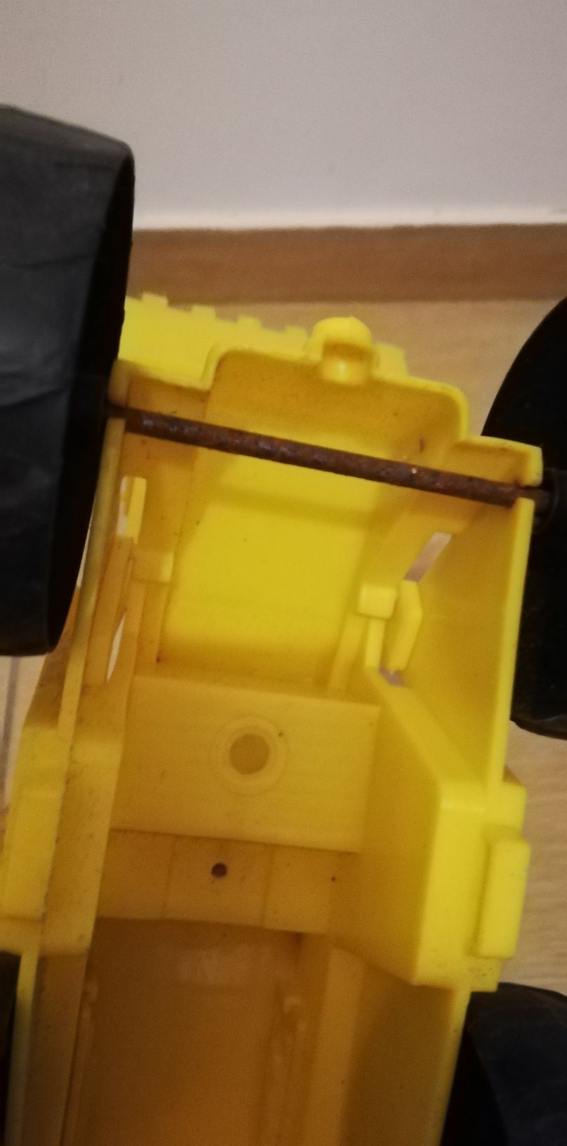Máquina escavadora em amarelo