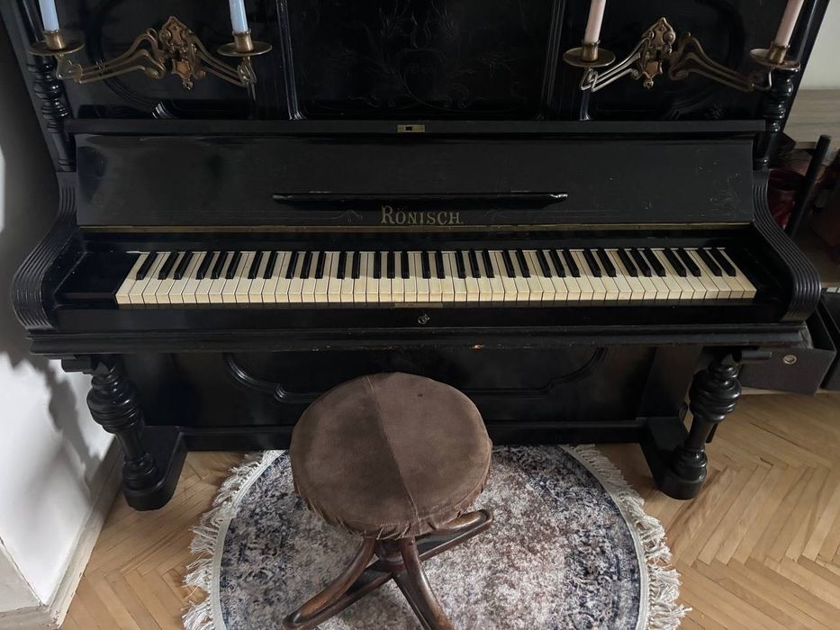 Піаніно Ronisch з підсвічниками