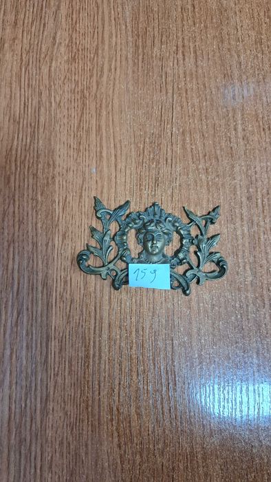 Mosiężna aplikacja ozdobna – głowa kobiety, 9 x 6 cm (159)